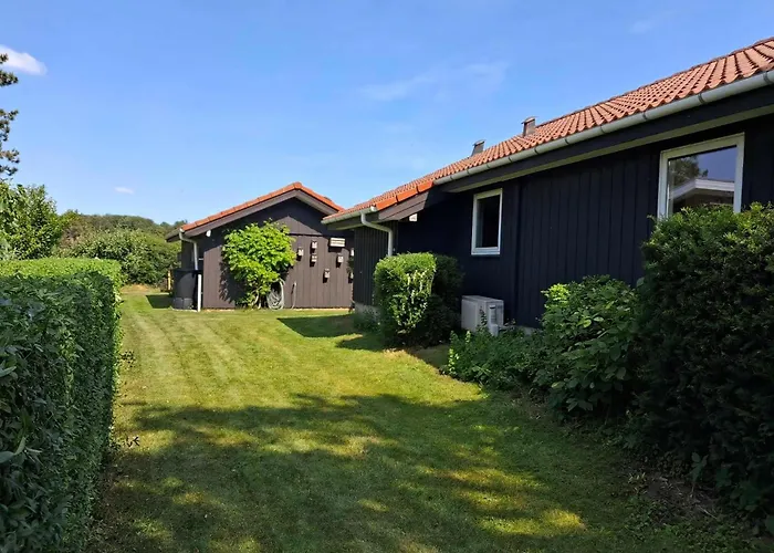 Vakantiehuis Cozy Summer House By The And Forest *